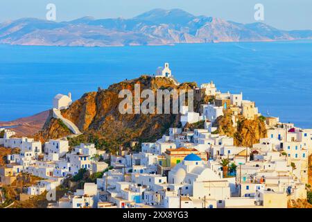 Grèce, îles des Cyclades, île de Serifos, vue du village de Chora et de l'île de Sifnos au loin Banque D'Images