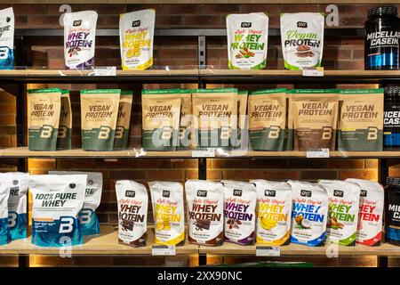 Diversité des compléments alimentaires dans le magasin de nutrition sportive. Minsk, Biélorussie - 19 janvier 2023 Banque D'Images