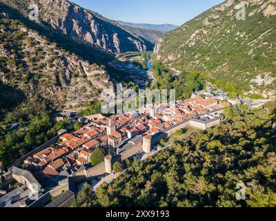 France, Pyrénées-Orientales (66), Parc naturel régional des Pyrénées Catalanes, Villefranche-de-Conflent, labellisé les plus Beaux villages de France, cité médiévale du XIe siècle fortifiée par Vauban au XVIIe siècle (vue aérienne) Banque D'Images