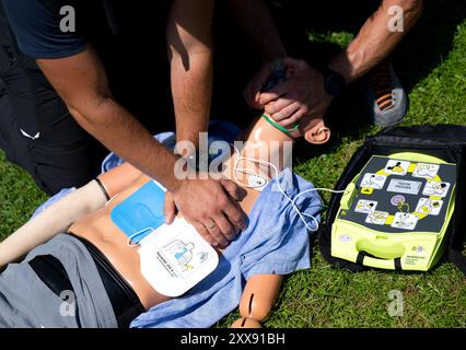 Oberaudorf, Allemagne. 23 août 2024. Un appareil de formation d'un défibrillateur automatisé externe (DAE) est vu lors d'une conférence de presse à l'auberge de montagne Hocheck. Les thèmes abordés sont les dangers du changement climatique dans les sports de montagne et les problèmes cardiovasculaires comme cause la plus fréquente d'accidents en montagne. Crédit : Sven Hoppe/dpa/Alamy Live News Banque D'Images