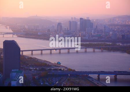 Coucher de soleil de Séoul paysage urbain en Corée du Sud. Vue aérienne avec les ponts de la rivière Han (Hangang), Yeouido, Dangin-dong et Mapo-gu districts. Banque D'Images