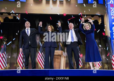 Chicago, États-Unis. 22 août 2024. Doug Emhoff, de gauche à droite, Kamala Harris, candidate démocrate à la présidentielle vice-présidente, son coéquipier Tim Walz, gouverneur du Minnesota, et sa femme Gwen Walz font signe à la foule lors du quatrième jour de la Convention nationale démocrate de 2024 qui s'est tenue au United Center à Chicago, Illinois, le 22 août 2024. (Photo de Nathan Howard/Sipa USA) crédit : Sipa USA/Alamy Live News Banque D'Images