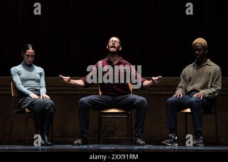 La première écossaise de Crystal Pite et Jonathon Young, sa nouvelle œuvre de danse imaginative, Assembly Hall, mêlant cosplay arthurien, reconstitutions médiévales et danse contemporaine, au Edinburgh Festival Theatre lors du Edinburgh International Festival 2024 le 22 août 2024 © Chantal Guevara/Alamy. Tous droits réservés. Banque D'Images