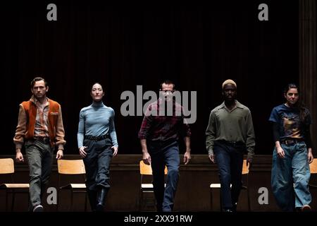 La première écossaise de Crystal Pite et Jonathon Young, sa nouvelle œuvre de danse imaginative, Assembly Hall, mêlant cosplay arthurien, reconstitutions médiévales et danse contemporaine, au Edinburgh Festival Theatre lors du Edinburgh International Festival 2024 le 22 août 2024 © Chantal Guevara/Alamy. Tous droits réservés. Banque D'Images