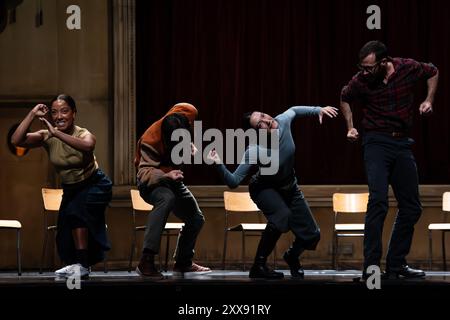 La première écossaise de Crystal Pite et Jonathon Young, sa nouvelle œuvre de danse imaginative, Assembly Hall, mêlant cosplay arthurien, reconstitutions médiévales et danse contemporaine, au Edinburgh Festival Theatre lors du Edinburgh International Festival 2024 le 22 août 2024 © Chantal Guevara/Alamy. Tous droits réservés. Banque D'Images