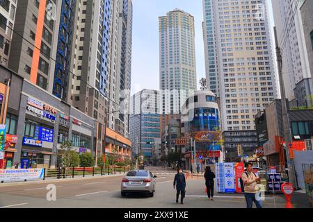 BUSAN, CORÉE DU SUD - 30 MARS 2023 : rue résidentielle à haute densité dans le district de Dongnae-gu à Busan. Banque D'Images