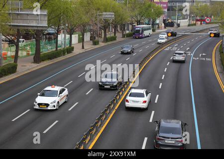 BUSAN, CORÉE DU SUD - 30 MARS 2023 : circulation automobile dans le quartier résidentiel Dongnae-gu de Busan. Banque D'Images