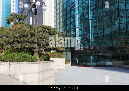 SÉOUL, CORÉE DU SUD - 7 AVRIL 2023 : le siège social de la Banque de Corée Gangnam est situé dans la rue Teheran-ro à Séoul. Banque D'Images