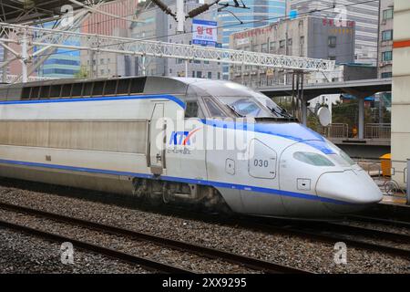 SÉOUL, CORÉE DU SUD - 5 AVRIL 2023 : train à grande vitesse KORAIL KTX à la gare de Séoul. Banque D'Images