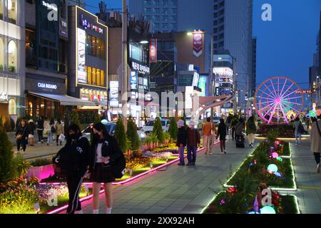 BUSAN, CORÉE DU SUD - 29 MARS 2023 : les gens visitent la rue Gunam-ro dans le district de Haeundae dans la ville de Busan, Corée du Sud. Banque D'Images