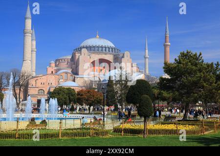 ISTANBUL, TURQUIE - 25 MARS 2023 : les gens visitent la Grande Mosquée Sainte-Sophie par une journée ensoleillée à Istanbul, en Turquie. Site du patrimoine mondial de l'UNESCO à Fatih dist Banque D'Images