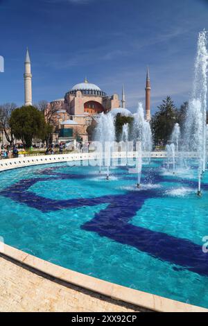 ISTANBUL, TURQUIE - 25 MARS 2023 : les gens visitent la Grande Mosquée Sainte-Sophie par une journée ensoleillée à Istanbul, en Turquie. Site du patrimoine mondial de l'UNESCO à Fatih dist Banque D'Images