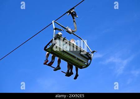 Oberaudorf, Allemagne. 23 août 2024. Les excursionnistes prennent le télésiège Hocheck-Express à l'auberge de montagne Hocheck. Crédit : Sven Hoppe/dpa/Alamy Live News Banque D'Images