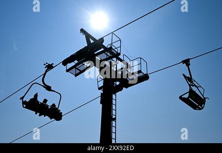 Oberaudorf, Allemagne. 23 août 2024. Les excursionnistes prennent le télésiège Hocheck-Express à l'auberge de montagne Hocheck. Crédit : Sven Hoppe/dpa/Alamy Live News Banque D'Images