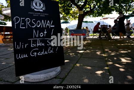 Oberaudorf, Allemagne. 23 août 2024. Un panneau avec l'inscription 'Personal Not! - Nous demandons votre patience!' a l'entrée d'un jardin de bière. Crédit : Sven Hoppe/dpa/Alamy Live News Banque D'Images