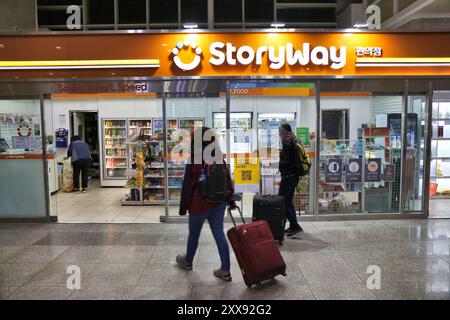 GYEONGJU, CORÉE DU SUD - 26 MARS 2023 : les gens visitent le dépanneur StoryWay à la gare de Gyeongju. Banque D'Images