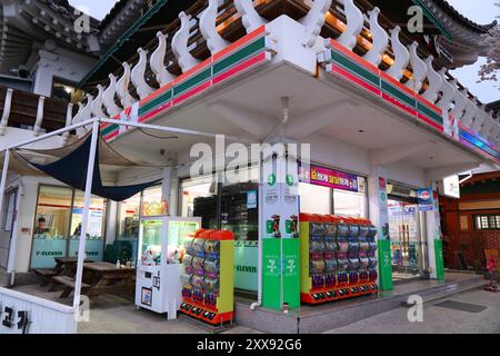 GYEONGJU, CORÉE DU SUD - 26 MARS 2023 : les gens visitent le dépanneur 7-Eleven à Gyeongju. Banque D'Images