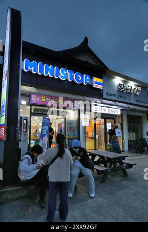 GYEONGJU, CORÉE DU SUD - 26 MARS 2023 : les gens visitent le dépanneur Ministop à Gyeongju. Ministop fait partie du groupe AEON. Banque D'Images