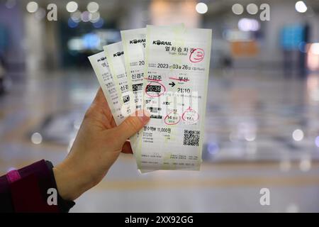 GYEONGJU, CORÉE DU SUD - 26 MARS 2023 : le touriste détient des billets de train à grande vitesse Korail KTX pour Busan à Gyeongju, Corée du Sud. Banque D'Images