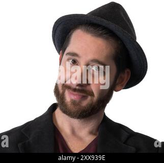 Autoportrait de mode avec chapeau Fedora et Blazer, modèle masculin barbu souriant Banque D'Images