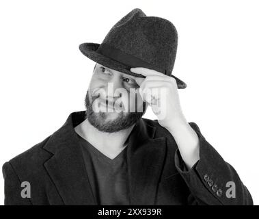 Autoportrait de mode avec chapeau Fedora et Blazer, modèle masculin barbu souriant Banque D'Images