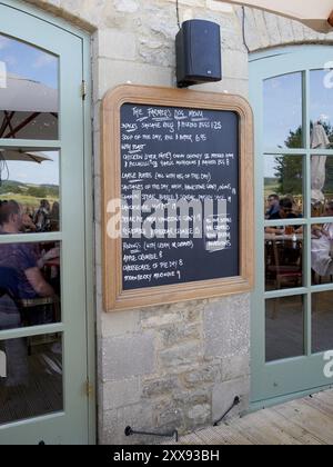 Le menu sur le mur du nouveau pub de Jeremy Clarkson, The Farmer's Dog, à Asthall, près de Burford dans l'Oxfordshire. Date de la photo : vendredi 23 août 2024. Banque D'Images