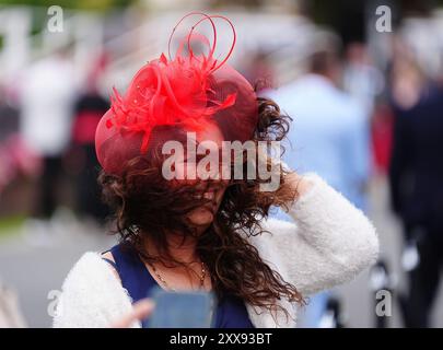 Un goc de course affronte les vents violents pendant la troisième journée du Sky Bet Ebor Festival à l'hippodrome de York. Date de la photo : vendredi 23 août 2024. Banque D'Images