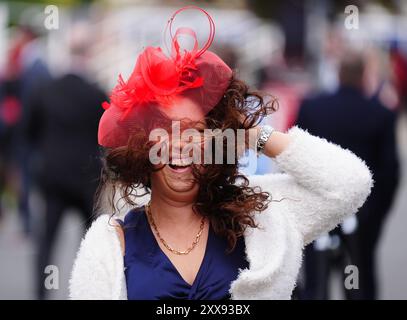 Un goc de course affronte les vents violents pendant la troisième journée du Sky Bet Ebor Festival à l'hippodrome de York. Date de la photo : vendredi 23 août 2024. Banque D'Images