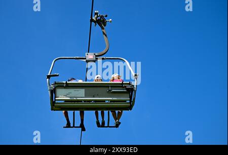 Oberaudorf, Allemagne. 23 août 2024. Les excursionnistes prennent le télésiège Hocheck-Express à l'auberge de montagne Hocheck. Crédit : Sven Hoppe/dpa/Alamy Live News Banque D'Images