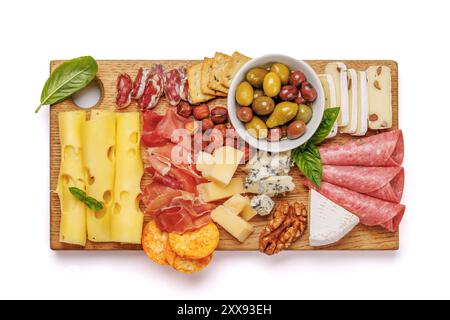 Une sélection de différents fromages et viandes disposés sur une planche de bois, parfaits pour une tartinade antipasto, présentant une variété de saveurs et de textures. Est Banque D'Images