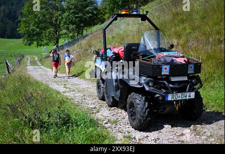 Oberaudorf, Allemagne. 23 août 2024. Un véhicule d'urgence du service de sauvetage en montagne bavarois se tient sur un sentier de randonnée lors d'une conférence de presse à l'auberge de montagne Hocheck. Les thèmes abordés sont les dangers du changement climatique dans les sports de montagne et les problèmes cardiovasculaires comme cause la plus fréquente d'accidents en montagne. Crédit : Sven Hoppe/dpa/Alamy Live News Banque D'Images