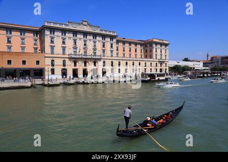 VENISE, ITALIE - 21 MAI 2023 : les gens montent en télécabine devant le bâtiment du gouvernement de la Regione del Veneto sur le Grand canal à Venise, en Italie. Venise est une unes Banque D'Images