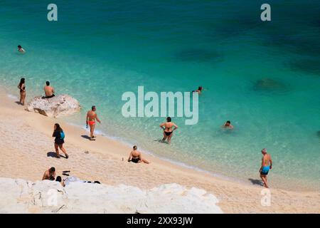 CALA GOLORITZE, ITALIE - 28 MAI 2023 : les touristes apprécient la plage de Cala Goloritze plage à Baunei (province d'Ogliastra) en Sardaigne. Banque D'Images