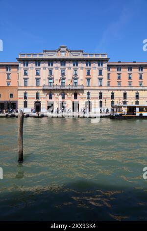 VENISE, ITALIE - 21 MAI 2023 : les gens marchent devant le bâtiment du gouvernement de la Regione del Veneto sur le Grand canal à Venise, Italie. Venise est un monde UNESCO Banque D'Images