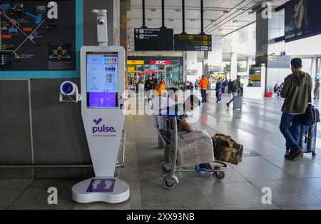 New Delhi, Inde - 03 mars 2024 : station active Pulse dans le salon de l'aéroport. Bilan de santé Banque D'Images