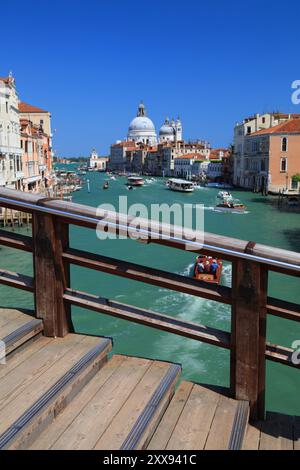 Pont Ponte dell’Accademia sur le Grand canal à Venise, Italie. Concentrez-vous sur le pont. Banque D'Images