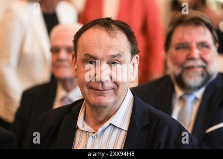 Duesseldorf, Allemagne. 23 août 2024. Artiste Jacques Tilly avant de recevoir l'ordre du mérite de l'État de Rhénanie-du-Nord-Westphalie. Le célèbre constructeur de flotteurs du carnaval de Düsseldorf, Jacques Tilly, est l'un des onze nouveaux récipiendaires de l'ordre du mérite de l'État de Rhénanie-du-Nord-Westphalie. Crédit : Oliver Berg/dpa/Alamy Live News Banque D'Images