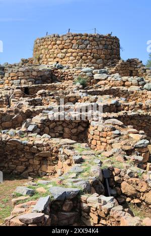 Nuraghe la Prisgiona près d'Arzachena en Sardaigne. Complexe de monuments nuragiques de l'ancienne civilisation néolithique en Sardaigne, Italie. Banque D'Images