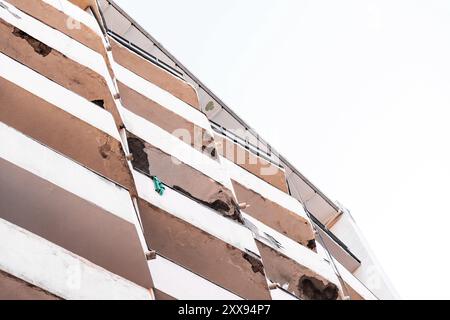 Détail architectural de style moderniste et soviétique d'un bâtiment à Tbilissi, Géorgie. Banque D'Images