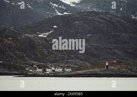 Vue sur le village de pêcheurs de Giesvaer et ses environs, île de Mageroya, Norvège Banque D'Images