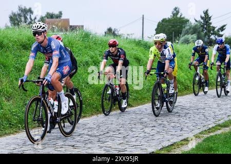 Overijse, Belgique. 23 août 2024. Le belge Senne Leysen d'Alpecin-Deceuninck photographié en action sur la 'Moskesstraat' lors de la course cycliste d'une journée 'Druivenkoers', 206, à 3 km de et vers Overijse, vendredi 23 août 2024. BELGA PHOTO MARC GOYVAERTS crédit : Belga News Agency/Alamy Live News Banque D'Images