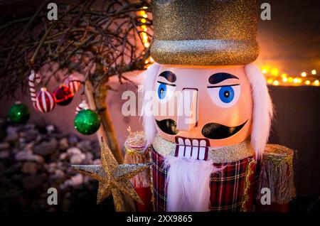 Troisdorf, Allemagne. casse-noix allemand comme décoration dans une rue allemande à noël Banque D'Images