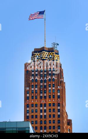 Detroit, États-Unis - 13 juin 2024 : drapeau américain au sommet du Guardian Building Banque D'Images