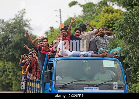 Le lendemain de la démission de Sheikh Hasina, les gens scandent le slogan anti Hasina à Dhaka, Bangladesh, le 6 août 2024. Banque D'Images