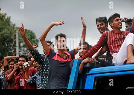 Le lendemain de la démission de Sheikh Hasina, les gens scandent le slogan anti Hasina à Dhaka, Bangladesh, le 6 août 2024. Banque D'Images