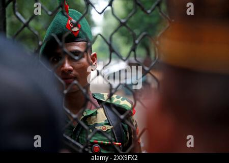 Le lendemain de la démission de Sheikh Hasina, les gens visitent Gono Bhaban, le résident de Hasina à Dhaka, Bangladesh, le 06 août 2024. Banque D'Images