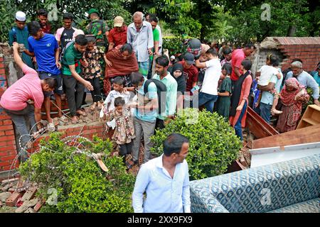 Le lendemain de la démission de Sheikh Hasina, les gens visitent Gono Bhaban, le résident de Hasina à Dhaka, Bangladesh, le 06 août 2024. Banque D'Images