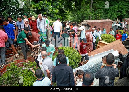 Le lendemain de la démission de Sheikh Hasina, les gens visitent Gono Bhaban, le résident de Hasina à Dhaka, Bangladesh, le 06 août 2024. Banque D'Images