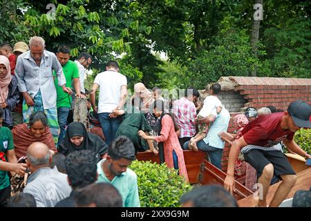 Le lendemain de la démission de Sheikh Hasina, les gens visitent Gono Bhaban, le résident de Hasina à Dhaka, Bangladesh, le 06 août 2024. Banque D'Images