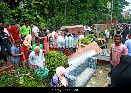 Le lendemain de la démission de Sheikh Hasina, les gens visitent Gono Bhaban, le résident de Hasina à Dhaka, Bangladesh, le 06 août 2024. Banque D'Images